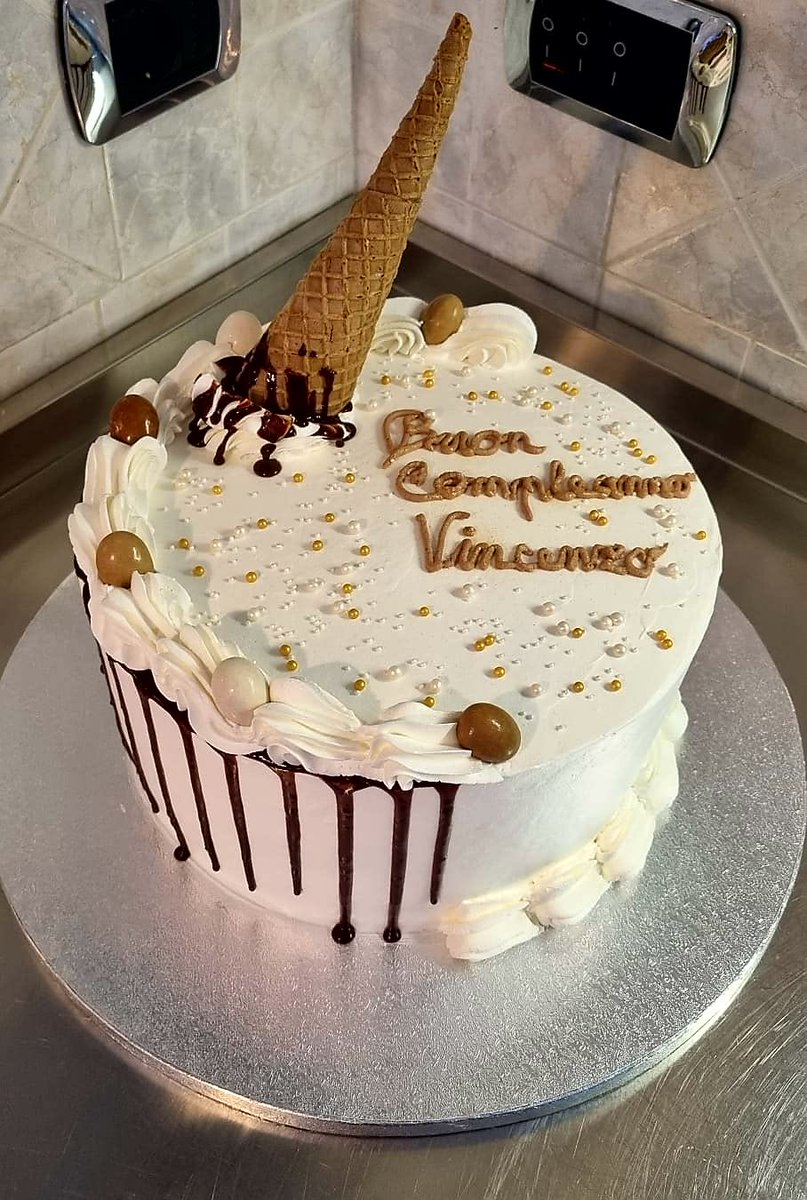 LaCucinadiGioia's tweet photo. #DripCake Brown
Cake in panna con all’interno pan di Spagna al cacao farcito con panna e #nutella, decori creati interamente a mano
#alessia #alessiacake #compleanno #onomastico #cresima
https://t.co/7lrENEUxKw https://t.co/vgY00WwZGm