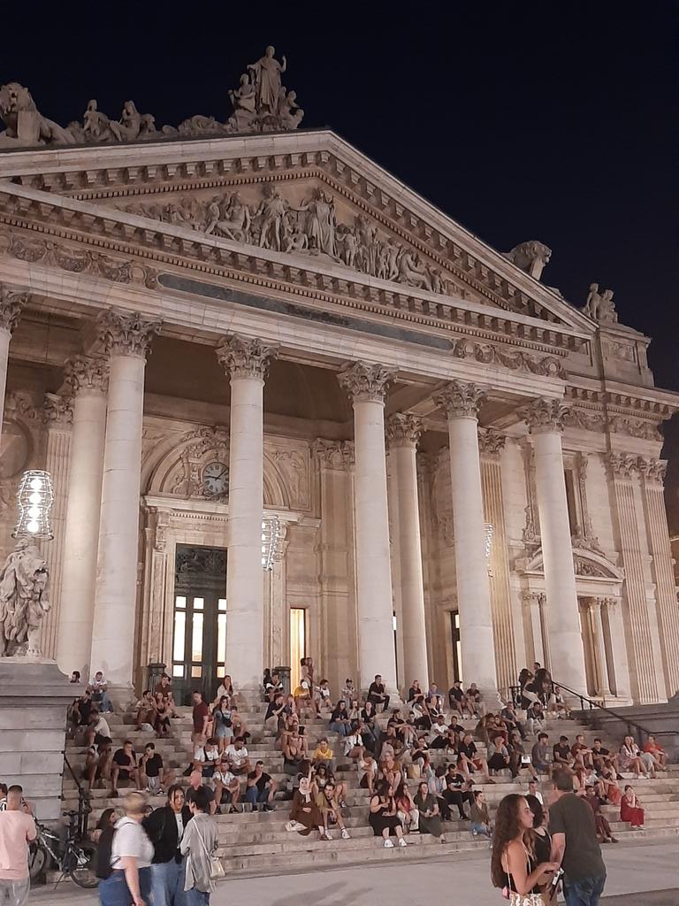 Bruselas recupera las escaleras de la Bolsa como punto de encuentro o se charla después de años inaccesible por la reforma del edificio. Mañana se inaugura ahí el nuevo Museo de la cerveza.