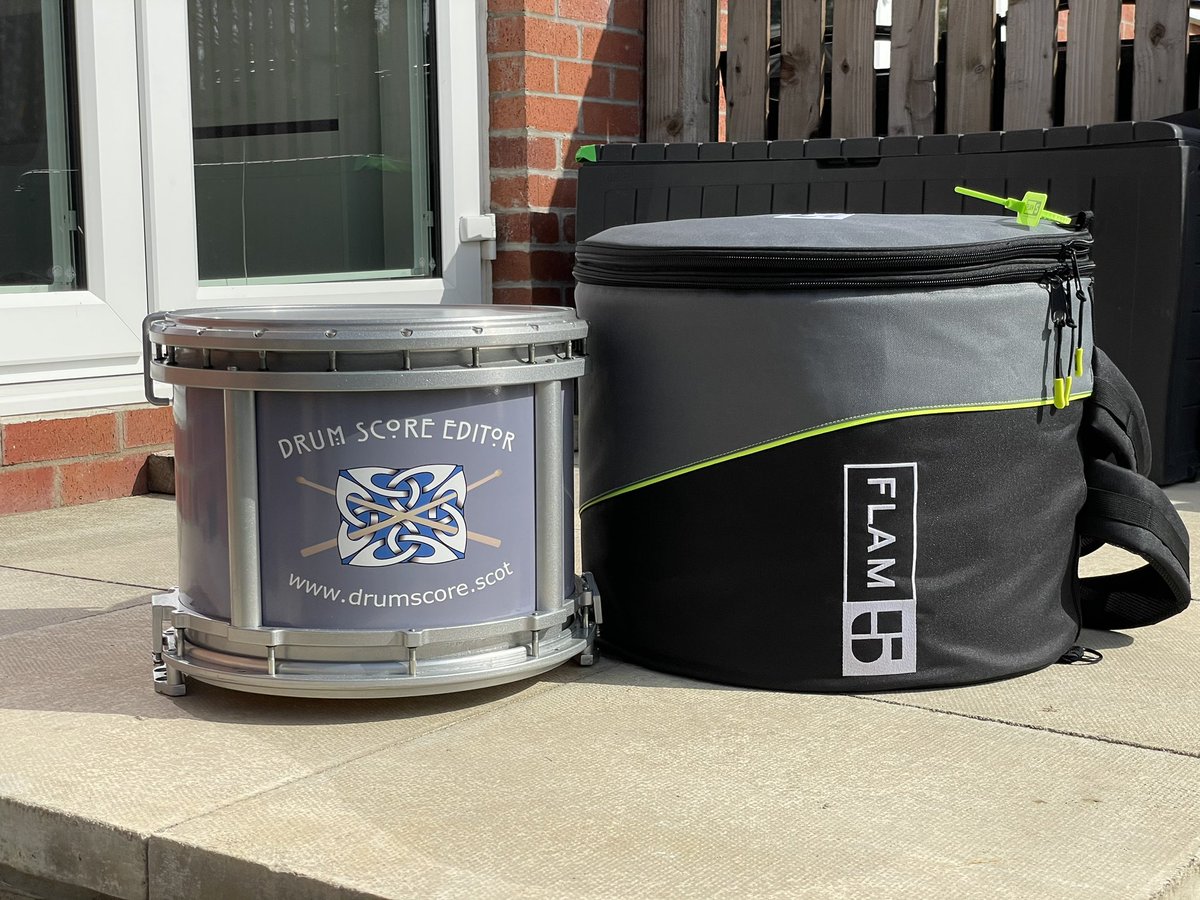 DrumScoreEditor's tweet image. Picked up my grey Flam5 V2 drum case today from Allan, founder of @FLAM5drumming - what a  difference compared to the old soft case I had.  Quality bit of gear, much easier on the back!