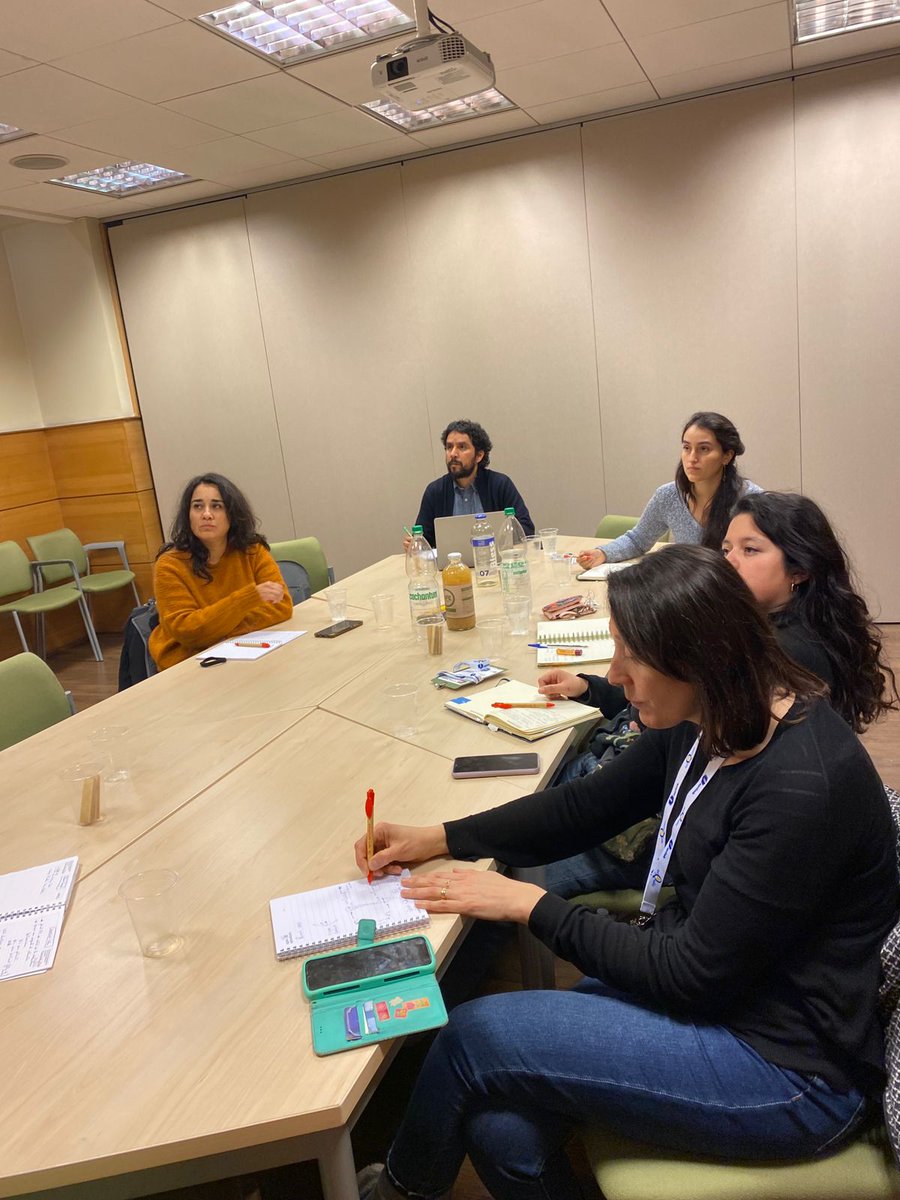 Parte del equipo CAC estuvo en <a href="/Apimondia_Chile/">Apimondia Chile 2023</a>, congreso que congregó a más de 100 países vinculados al sector apícola, tanto desde el mundo académico como del sector productivo.

Allí estuvieron vía ponencias y exhibición de pósters científicos. 

+Info accionclimaticapucv.com/impactos-y-ada…