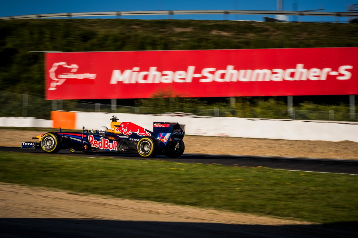 🚨 ¡Un 'rejuvenecido' Sebastian Vettel se reencuentra con el RB7 de 2011 en Nurburgring!

¡Mañana tendrá lugar Red Bull Fórmula Nürburgring!

#HeartRace ❤️