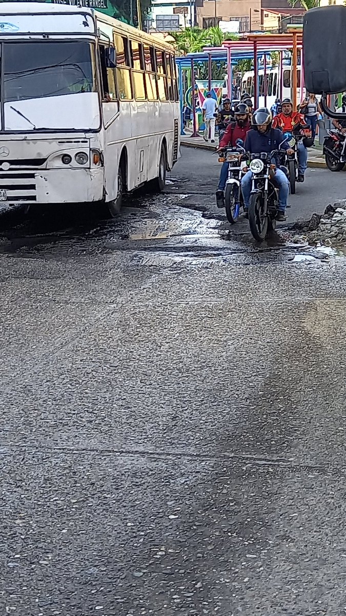 Petare_whatsapp's tweet photo. #Reportes: Desde el día uno (1) hemos reportado este bote de #Aguas entre #Baloa y la #Redoma de #Petare ya una semana,  tenemos una calle destruida un caos en las horas picos @HidroCapital2 seguimos reportando https://t.co/jOkx7ixujV