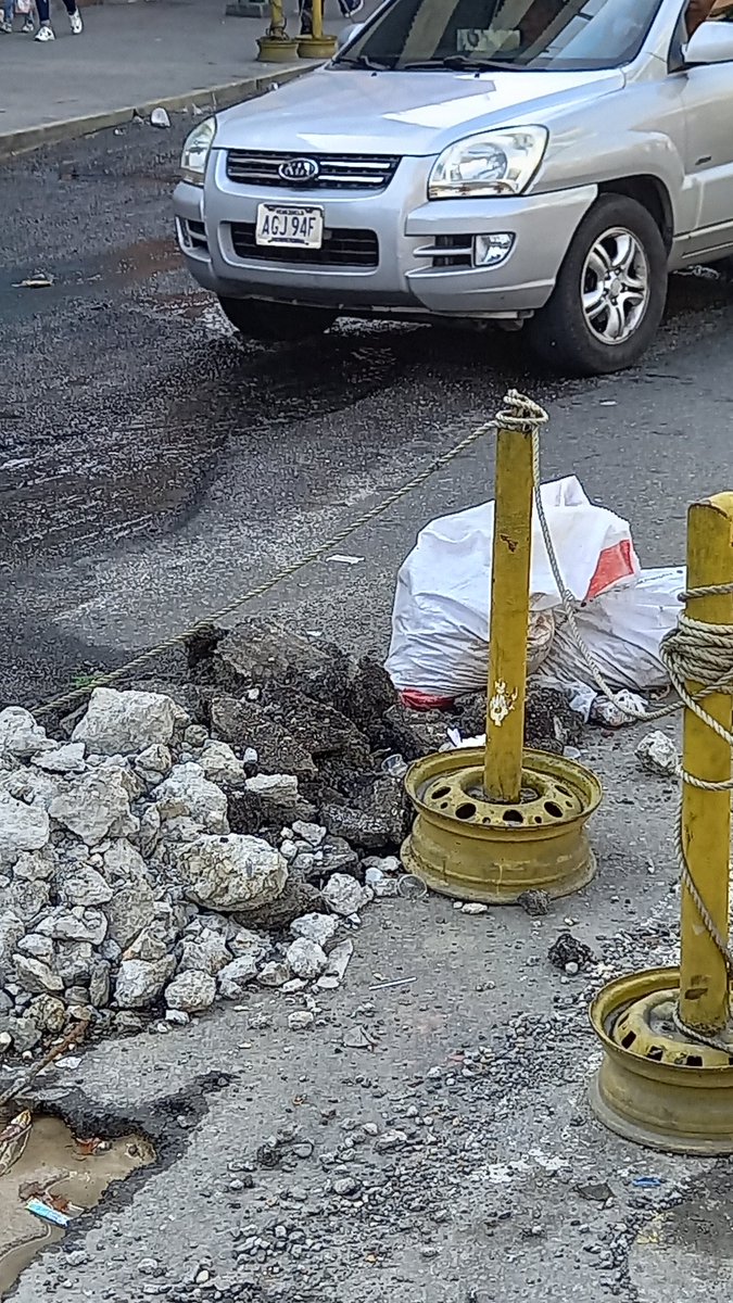 Petare_whatsapp's tweet photo. #Reportes: Desde el día uno (1) hemos reportado este bote de #Aguas entre #Baloa y la #Redoma de #Petare ya una semana,  tenemos una calle destruida un caos en las horas picos @HidroCapital2 seguimos reportando https://t.co/jOkx7ixujV