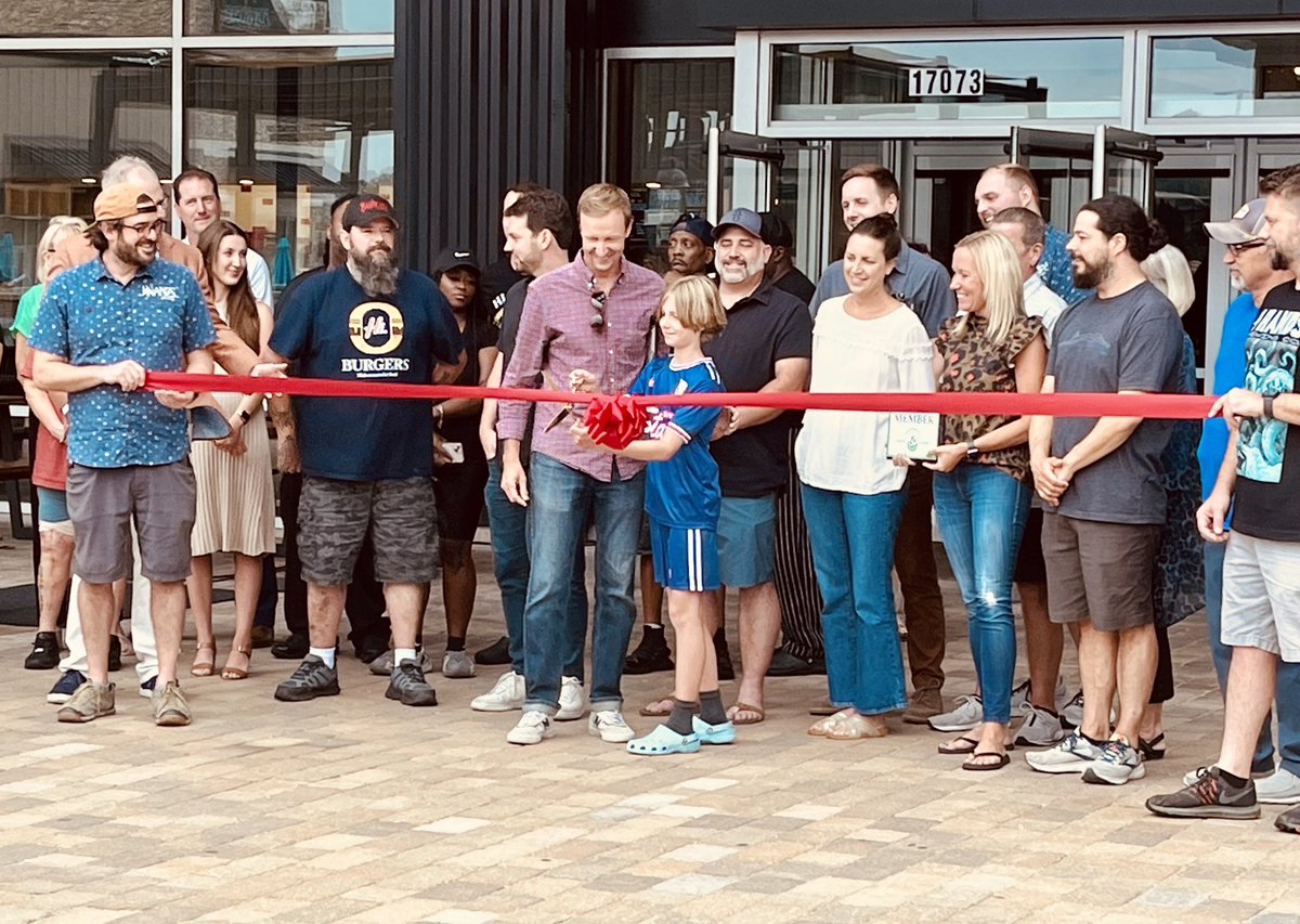 We officially opened 4 Hands at The District (our new tasting room in Chesterfield) last week, celebrated the grand opening with a ribbon cutting this week and now we're looking forward to a weekend of beautiful weather, tasty drinks, delicious food and awesome people!