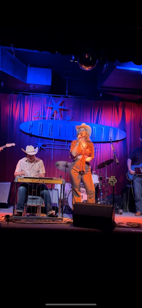 Hernandez07__'s tweet photo. @summerdeanmusic  Put on a hell of a show https://t.co/IgPIKE1vKu