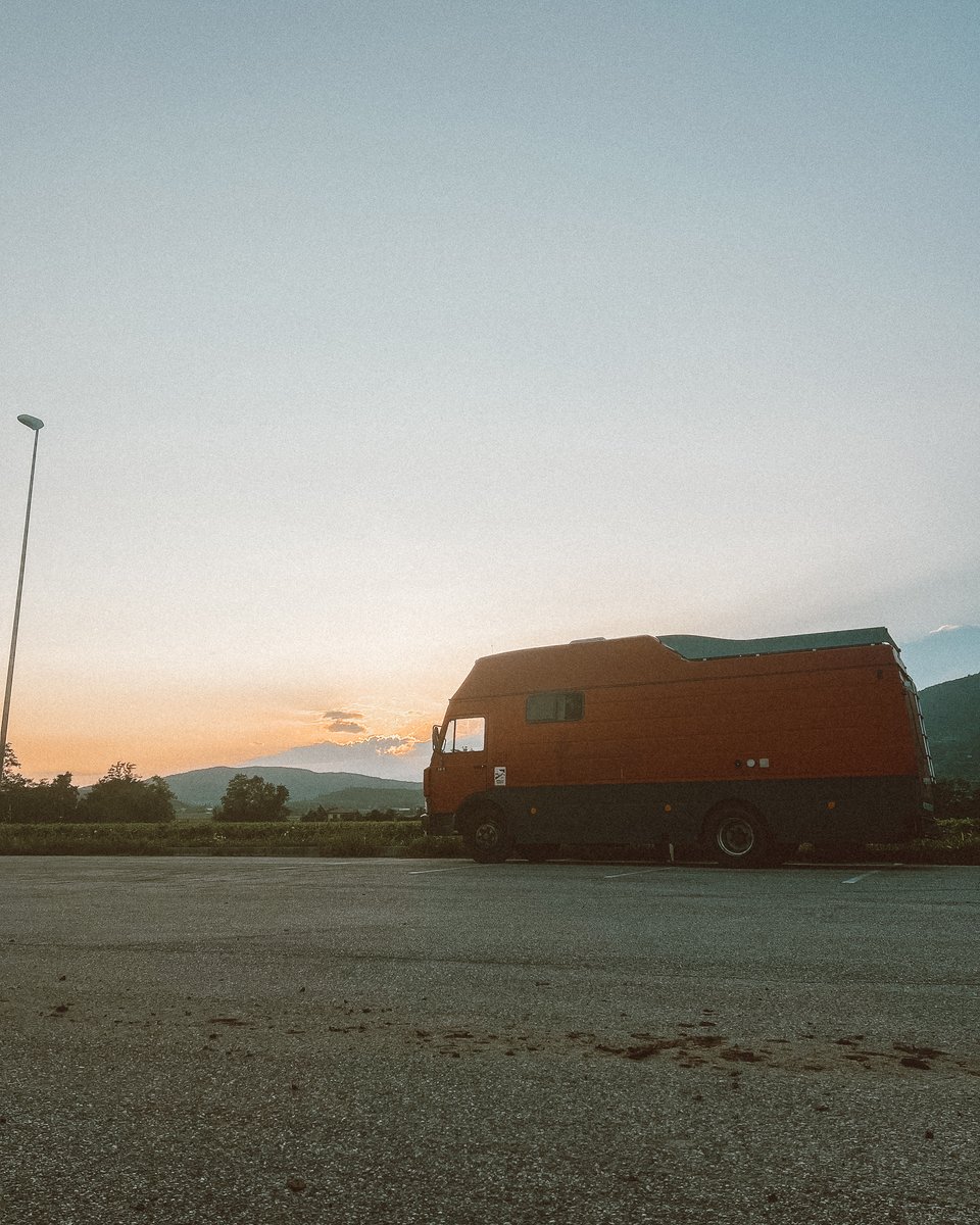 movingtheway's tweet image. Sunset vibes at this beautiful parkup at an Industrial area, overlooking the vineyards.
.
Found this spot after, locating a garage that would help me out with the oil change. Well they needed some days till the oil filter came, so easy e.
.
Sunsets and beers 🍻
.
#vanlifemovement