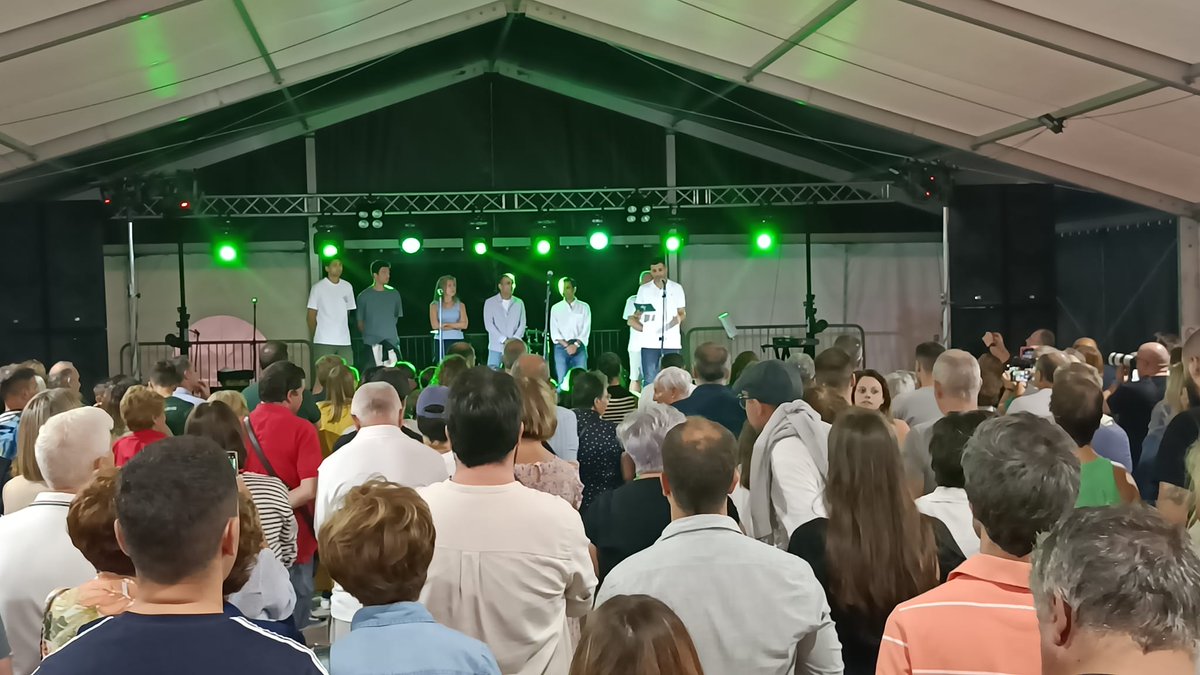 Racing Club Ferrol (@racingferrolsad) on Twitter photo Aínda estamos emocionados co cariño que a veciñanza de Ferrol Vello lle amosou ao noso capitán, <a href="/alexlopezs8/">Álex López</a>, durante o pregón das Festas da Parrocheira. Como ben dixo durante a súa intervención, non esquezades nunca que "Ferrol é o mellor sitio para vivir" Aínda estamos emocionados co cariño que a veciñanza de Ferrol Vello lle amosou ao noso capitán, <a href="/alexlopezs8/">Álex López</a>, durante o pregón das Festas da Parrocheira. Como ben dixo durante a súa intervención, non esquezades nunca que "Ferrol é o mellor sitio para vivir"