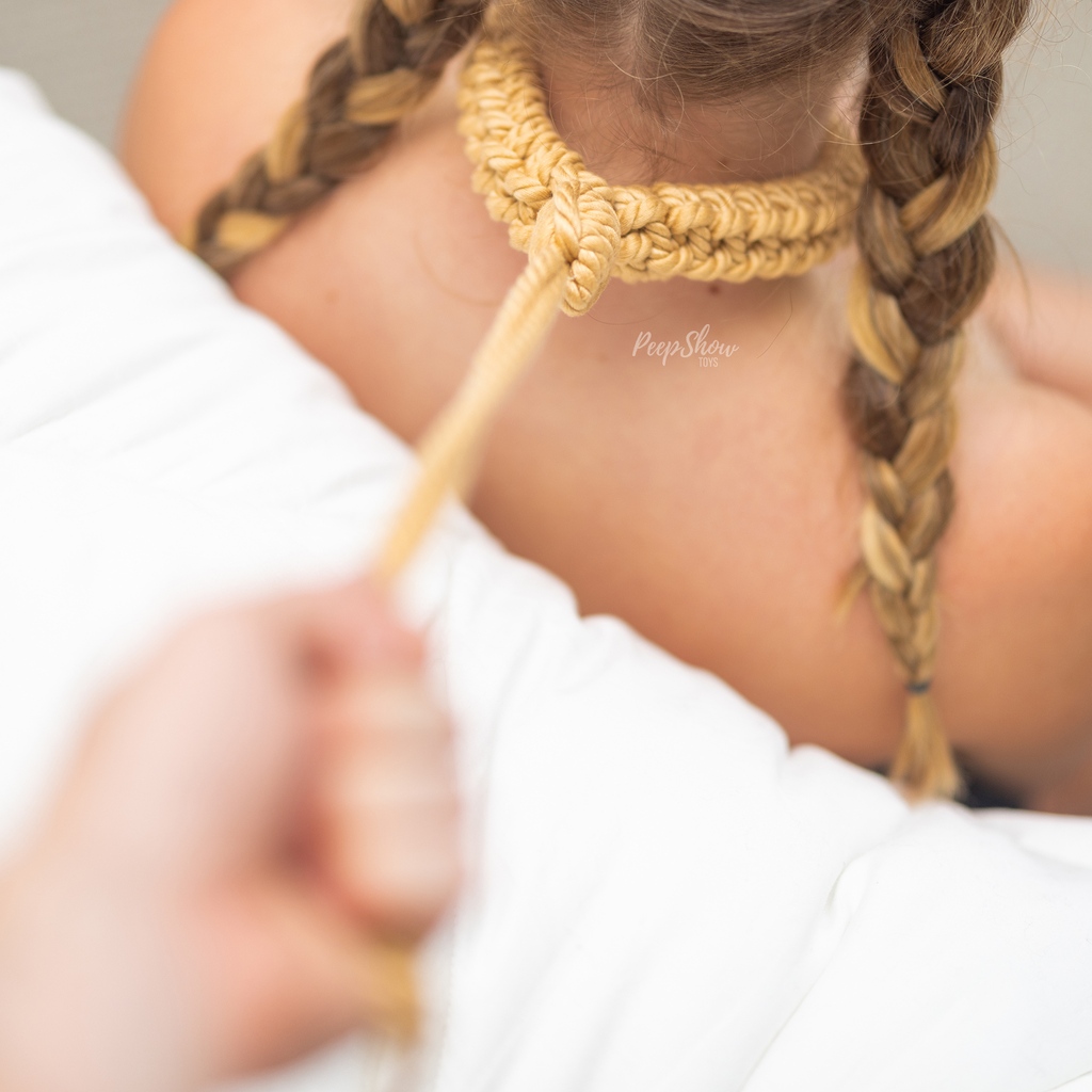 🔥 Sexy, simple Shibari. The Bound 2 You Rope Collar & Lead is a beautiful tool for leading D/s play—no complex knots required. Designed in Japan, its cotton rope is braided and handmade. Buy Yours: peepshowtoys.com/products/shiba…