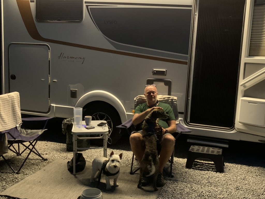 kittykat3647's tweet photo. @GillyMeeky well we have travelled around North Yorkshire for a week. Milo has been such a good boy and everyone who met him thought he was stunning. #MiloAdventures Knarsborough nice night to sit outside and waiting for the bus https://t.co/lYveoa8cVX