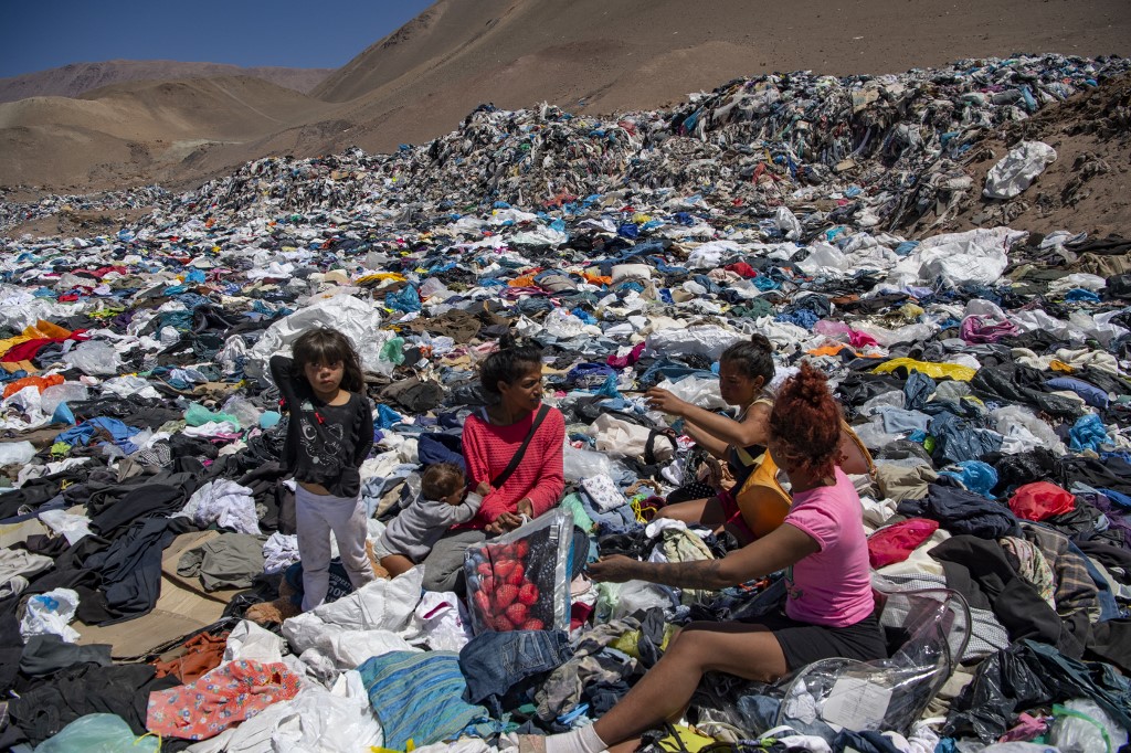 InformaCosmos's tweet photo. El inmenso «basurero del mundo» en el desierto de Atacama, Chile. 

Atacama, famoso por ser el lugar más seco del mundo y por tener los yacimientos de litio más grandes del planeta, ahora también se ha convertido en un verdadero cementerio de ropa usada.

Miles de toneladas de desechos textiles —provenientes en su mayoría de Estados Unidos, Europa o Asia—, terminan en Atacama, formando enormes montañas de prendas de segunda mano.

Zapatillas, pantalones, vestidos, e incluso, guantes de nieve: en el desierto de Atacama, en el norte de Chile, se puede encontrar de todo.

Según la BBC, Chile es el mayor importador de ropa usada de Sudamérica. Pero se calcula que de las 59.000 toneladas que entran al año, más de la mitad va a parar a vertederos clandestinos.

El problema no acabará pronto, pues esto tiene consecuencias graves en el medio ambiente y la salud humana. Se estima que este tipo de desechos tardarán al menos 200 años en desintegrarse completamente y con ellas toneladas de microplásticos y sustancias químicas se van depositando en el sedimento del desierto.