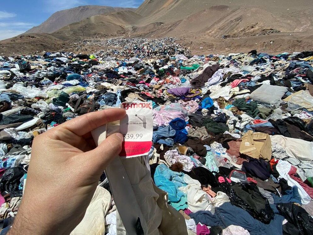 El inmenso «basurero del mundo» en el desierto de Atacama, Chile. 

Atacama, famoso por ser el lugar más seco del mundo y por tener los yacimientos de litio más grandes del planeta, ahora también se ha convertido en un verdadero cementerio de ropa usada.

Miles de toneladas de