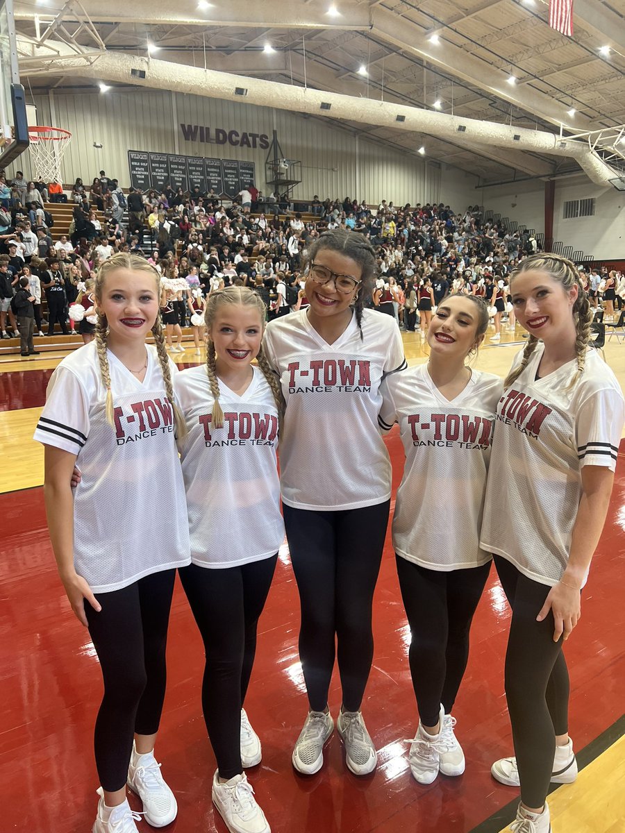 THSWildcatDance's tweet photo. Gameday!!! Let’s Go @Ttown_FB !!🐾🖤🏈
#wearettown #tullahoma #tullahomadance #tullahomafootball #beatFC https://t.co/Kh7tOhIfTj