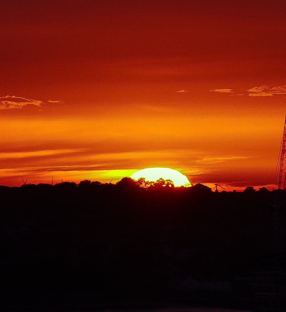 LifeinPhotosJen's tweet photo. Sunset is the opening music of the night 🧡📸☀️

#Photography #Photo #Liverpool #LifeInPhotos #JenMercer #Camera #Canon #LiverpoolPhotography #sunset #liverpoolsunset #nightsky #septembersunset #nature #sun https://t.co/6dqDj4ihGS