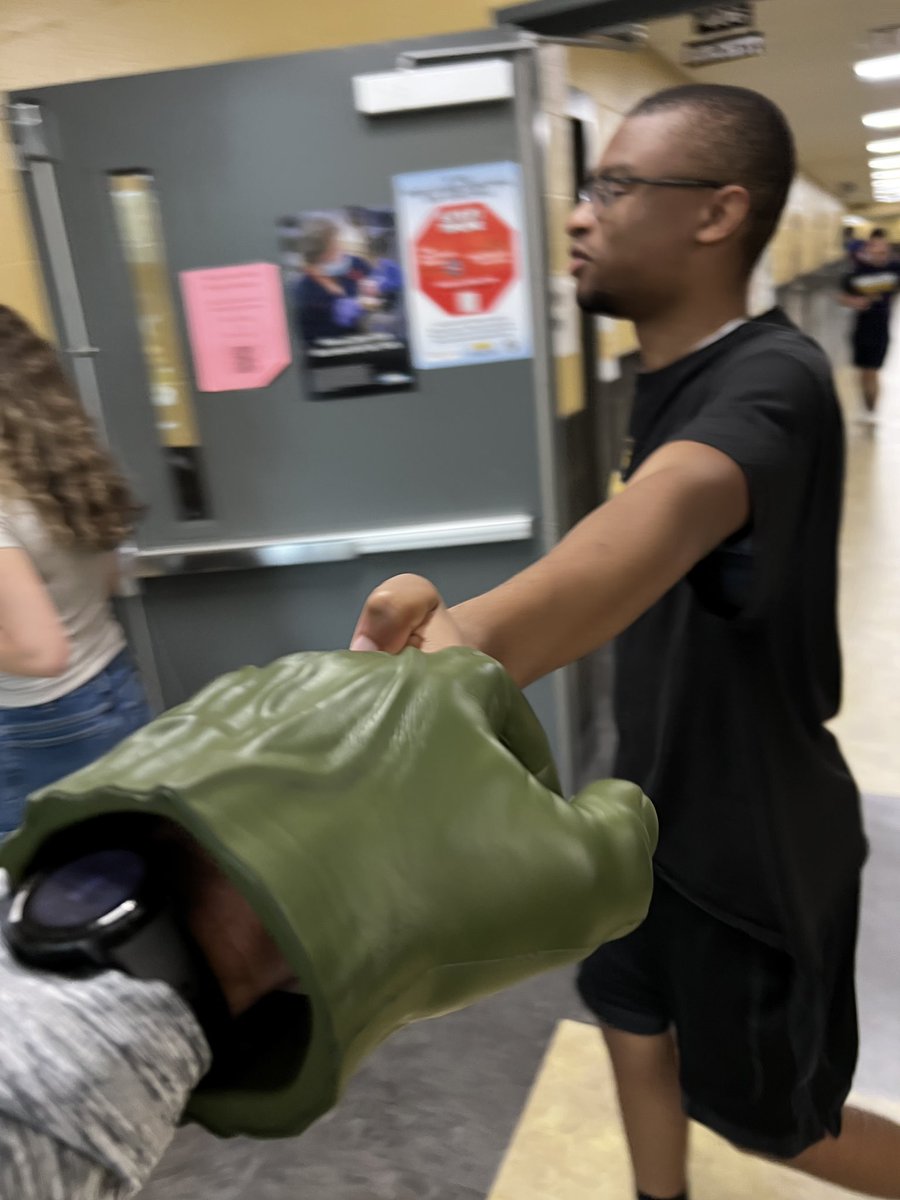 TonyJarvis_MHS's tweet photo. I β€οΈ a Fist Bump Friday at Murray High! ππ» to all Tigers. Another great day! #MHS_WeGetTo #MurraySchools https://t.co/pQmeLQoVIE
