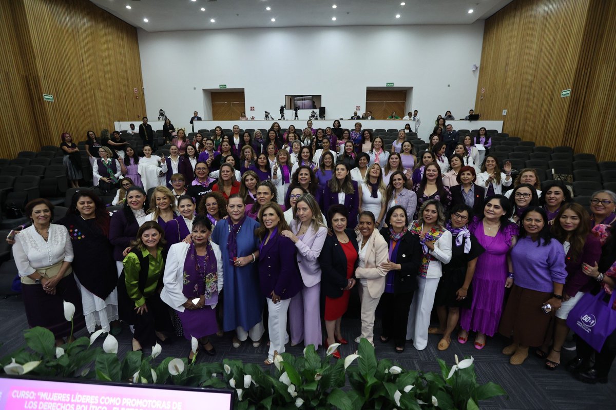 INEMexico's tweet photo. La Consejera Presidenta del @INEMexico, Guadalupe Taddei, y la titular de la Colectiva @50mas1Mx, @ClauCorichi, con las participantes del Curso "Mujeres Líderes como Promotoras de los Derechos Político-Electorales". 

🟣 #50más1INE 
🟣 #CapacitaciónPolítica https://t.co/dpBo29X6JV
