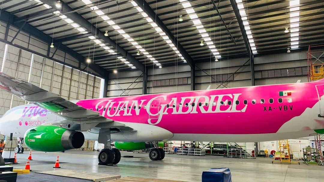 soyjuangabriel's tweet photo. ¡"Así Fue" como revelamos el avión más esperado del DIVO de México! 🤩✈️ Disfruta el nuevo sencillo "Méxxico Es Todo" de Juan Gabriel.
🎶 https://t.co/YhVdocSpTt https://t.co/9Aklfux3yh