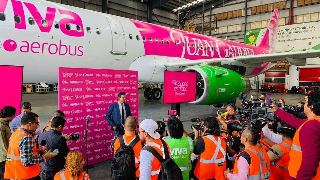 soyjuangabriel's tweet photo. ¡"Así Fue" como revelamos el avión más esperado del DIVO de México! 🤩✈️ Disfruta el nuevo sencillo "Méxxico Es Todo" de Juan Gabriel.
🎶 https://t.co/YhVdocSpTt https://t.co/9Aklfux3yh