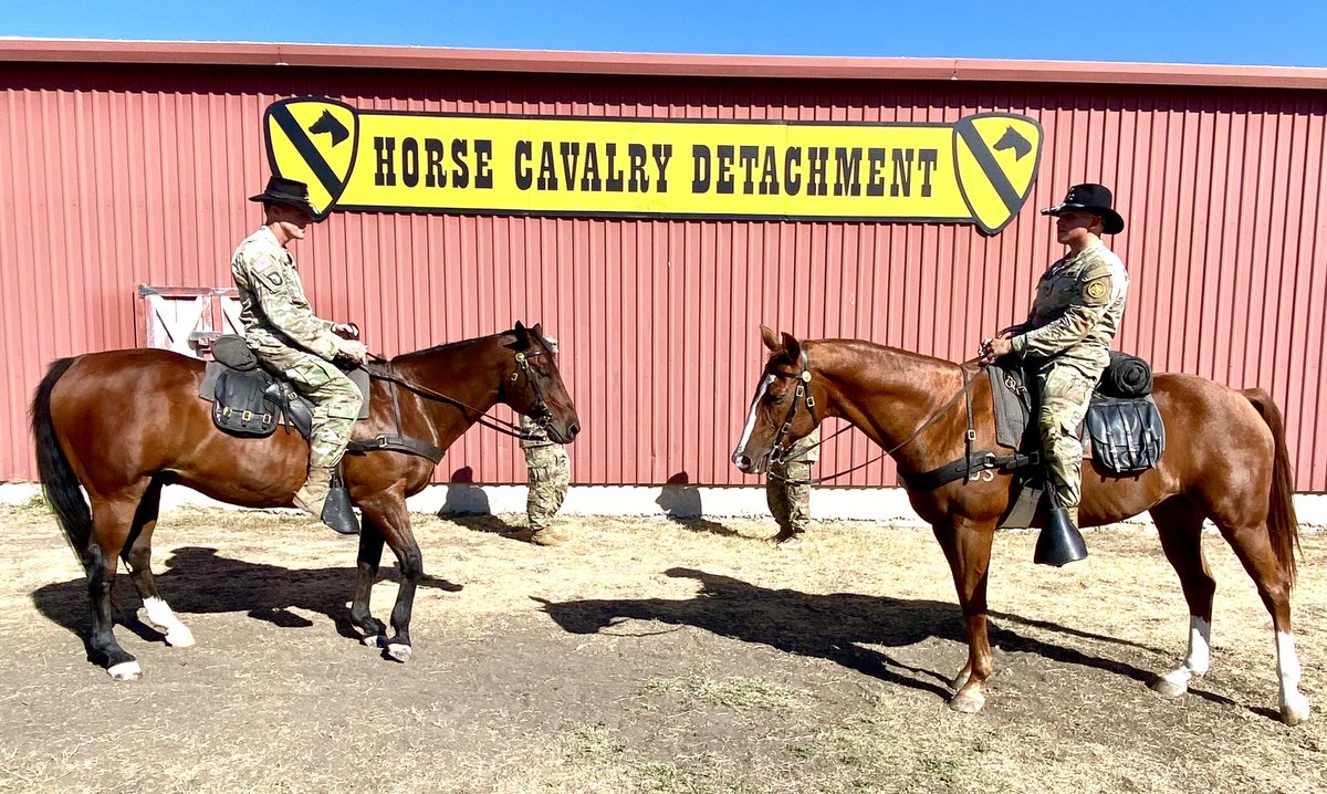 3dUSCAV's tweet image. 🇺🇸SPC Larez secured his duty station of choice, received a hefty bonus and a super cool reenlistment ceremony with @1stCavalryDiv Horse Detachment .  Huge thanks to his family for their support! @iii_corps @armyretention 

#BraveRifles #BRReUp #ArmyRetention #StayArmy
