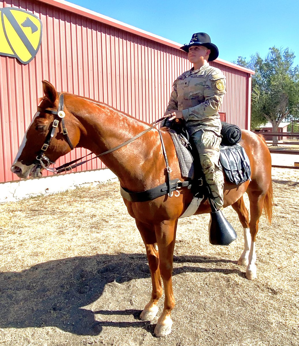 3dUSCAV's tweet image. 🇺🇸SPC Larez secured his duty station of choice, received a hefty bonus and a super cool reenlistment ceremony with @1stCavalryDiv Horse Detachment .  Huge thanks to his family for their support! @iii_corps @armyretention 

#BraveRifles #BRReUp #ArmyRetention #StayArmy