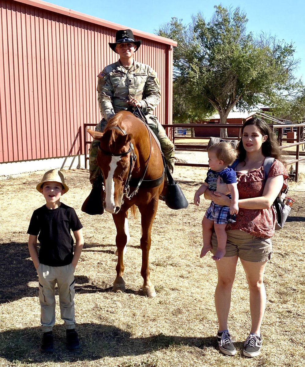 3dUSCAV's tweet image. 🇺🇸SPC Larez secured his duty station of choice, received a hefty bonus and a super cool reenlistment ceremony with @1stCavalryDiv Horse Detachment .  Huge thanks to his family for their support! @iii_corps @armyretention 

#BraveRifles #BRReUp #ArmyRetention #StayArmy