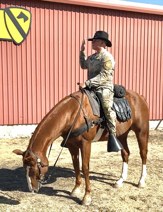 3dUSCAV's tweet image. 🇺🇸SPC Larez secured his duty station of choice, received a hefty bonus and a super cool reenlistment ceremony with @1stCavalryDiv Horse Detachment .  Huge thanks to his family for their support! @iii_corps @armyretention 

#BraveRifles #BRReUp #ArmyRetention #StayArmy