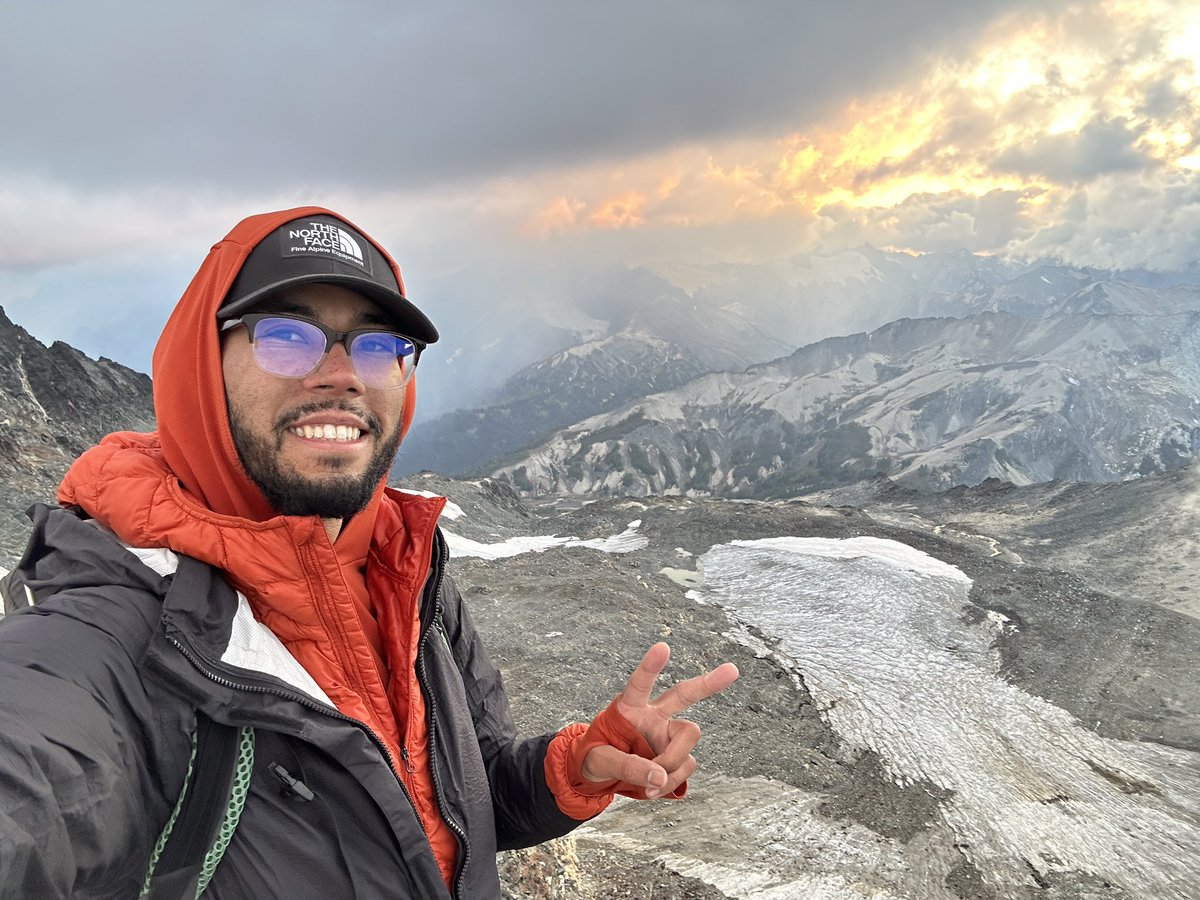 gm fam! Ive been pretty mia lately but just wanted to share my most recent summit selfie! 40 miles and 9200 ft of gain been in the mountains a lot lately just working on more Cascade Dreamscape pieces 🤙🏽