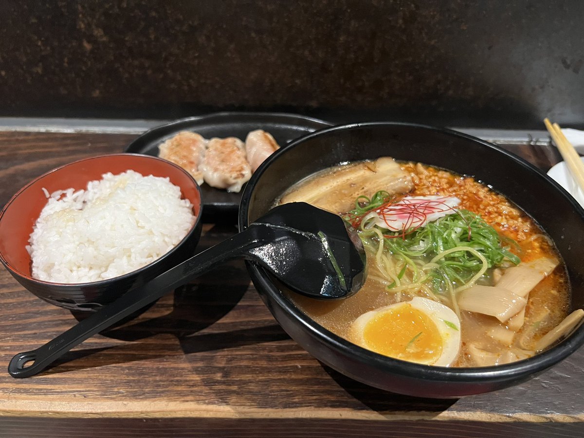 akisabu531's tweet photo. すごい時代になりました。 
味は普通に美味しかったです。

Ramen Price at the Wall Street
Ramen - $17
Gyoza - $9
Rice - $2
Subtotal - $28
NY Tax - $2.49 (8.875%)
Tip - $6.1 (20%)

Total - $36.59（約5,400円） https://t.co/BsgXvppPtw