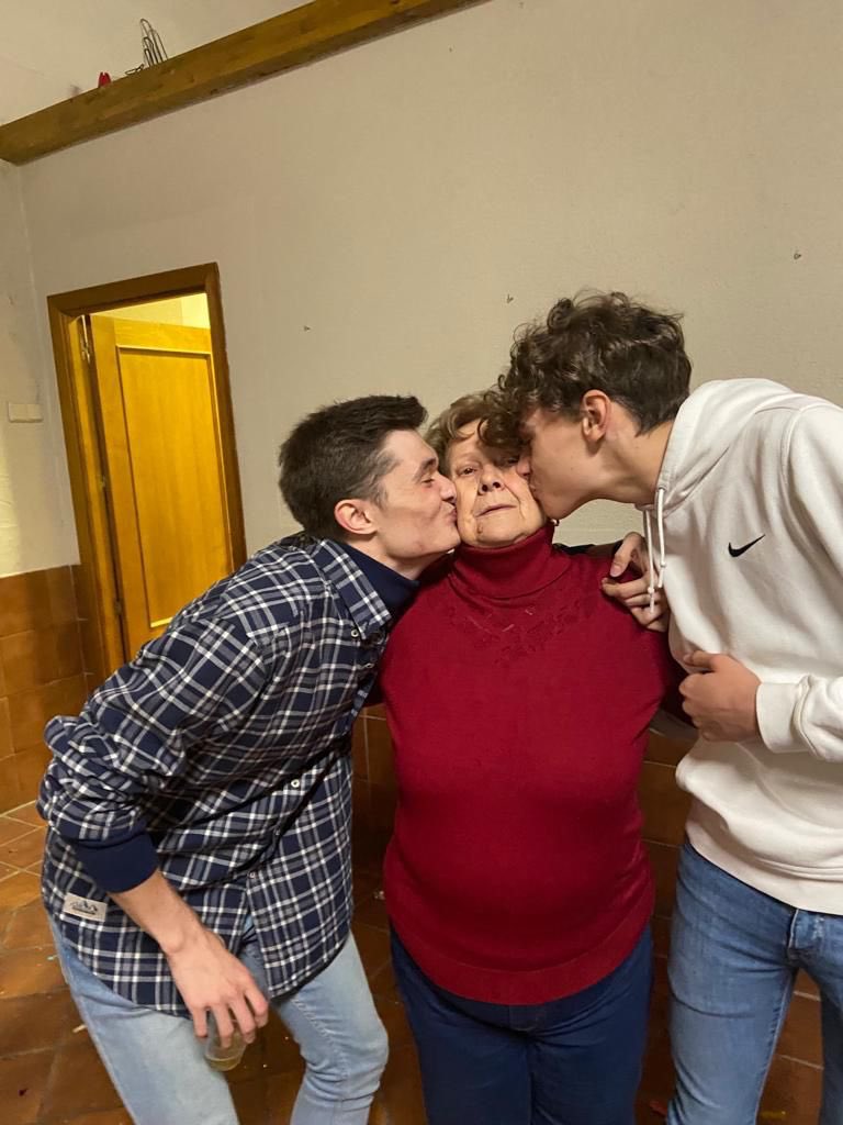 barrenito17's tweet photo. felicidades a la mejor de todas, guíanos desde arriba y nunca te olvides de nosotros, te queremos abuela😍❤️ https://t.co/8psoo5JmdI
