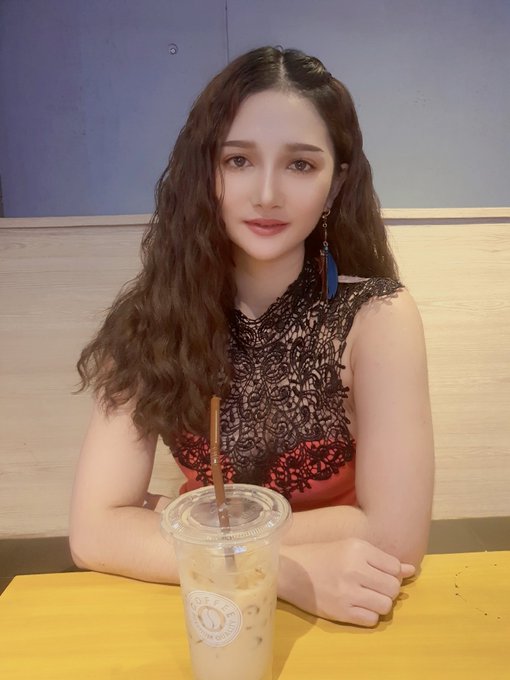 ยืนรอ บักโอปป้า เข้า เซเว่นฯ  ยืนกะไปยืน ข้าง กกไม้ พอดี  ฝรั่งเดินมา  คุณ _วด ? how much !?  คิดในใจ<a href="/tag/%E0%B8%AA%E0%B8%B2%E0%B8%A7%E0%B8%A5%E0%B8%B3%E0%B8%94%E0%B8%A7%E0%B8%99"class="tags"><span>#สาวลำดวน</span></a>