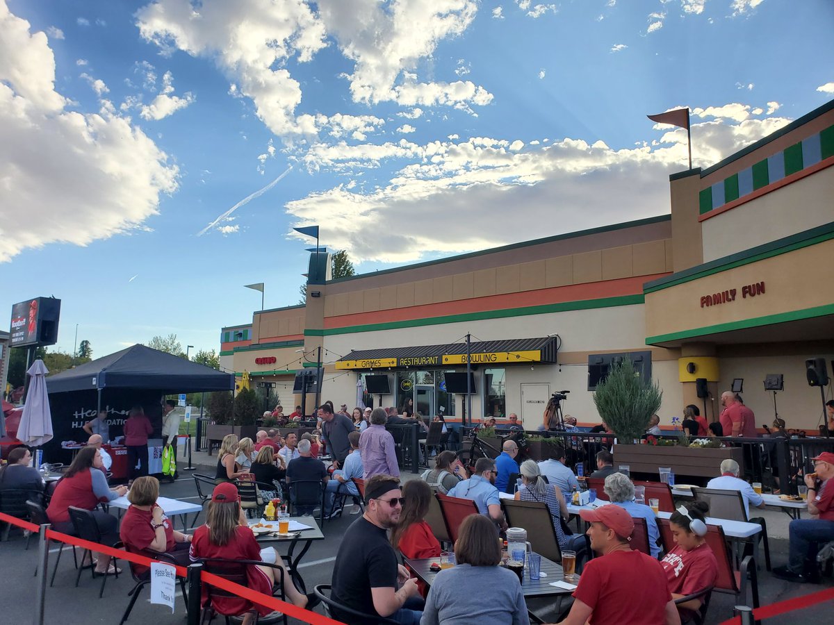 What a great WSU Coach's last night!   We will be back on the patio next week!  <a href="/WSUCougars/">Washington State Cougars</a> <a href="/WSUCougarFB/">Washington State Football</a> <a href="/CoachDickert/">Jake Dickert</a> <a href="/M_Chaz/">Matt Chazanow</a>