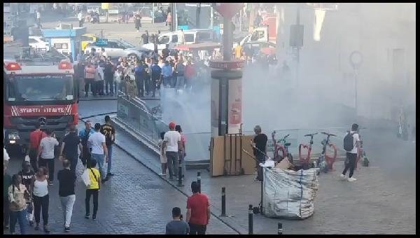 Korku filmi gibi... Otobüsler, metro istasyonları yanıyor. Uçan otobüsler denizden toplanıyor. Yollar çöküyor, atılan ve terk edilen temeller çürüyor... Birileri de 'Ekrem Başkandan çok memnunuz' diyor. Yeniden seçin o zaman. Korku, macera ve gerilim devam etsin...