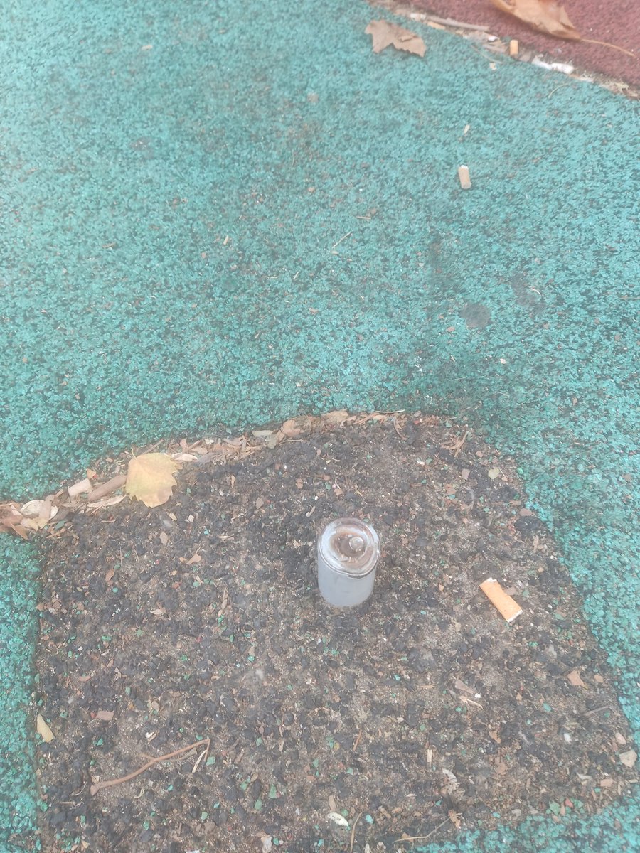 nachogomez87's tweet photo. Hola @Aytoburgos @cris_ayala_, la empresa de mantenimiento de parques infantiles quitó una barra para deslizarse los niños olvidando la parte inferior afilada, y aquí las consecuencias! Quizá convenga revisar si saben hacer bien su trabajo. Cruce de c/Barrio Gimeno y c/Carmen https://t.co/pm5MRMkhVr