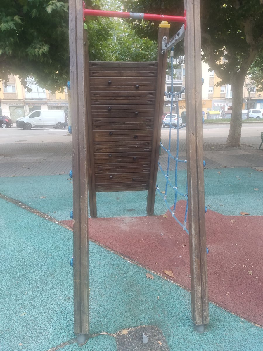 nachogomez87's tweet photo. Hola @Aytoburgos @cris_ayala_, la empresa de mantenimiento de parques infantiles quitó una barra para deslizarse los niños olvidando la parte inferior afilada, y aquí las consecuencias! Quizá convenga revisar si saben hacer bien su trabajo. Cruce de c/Barrio Gimeno y c/Carmen https://t.co/pm5MRMkhVr