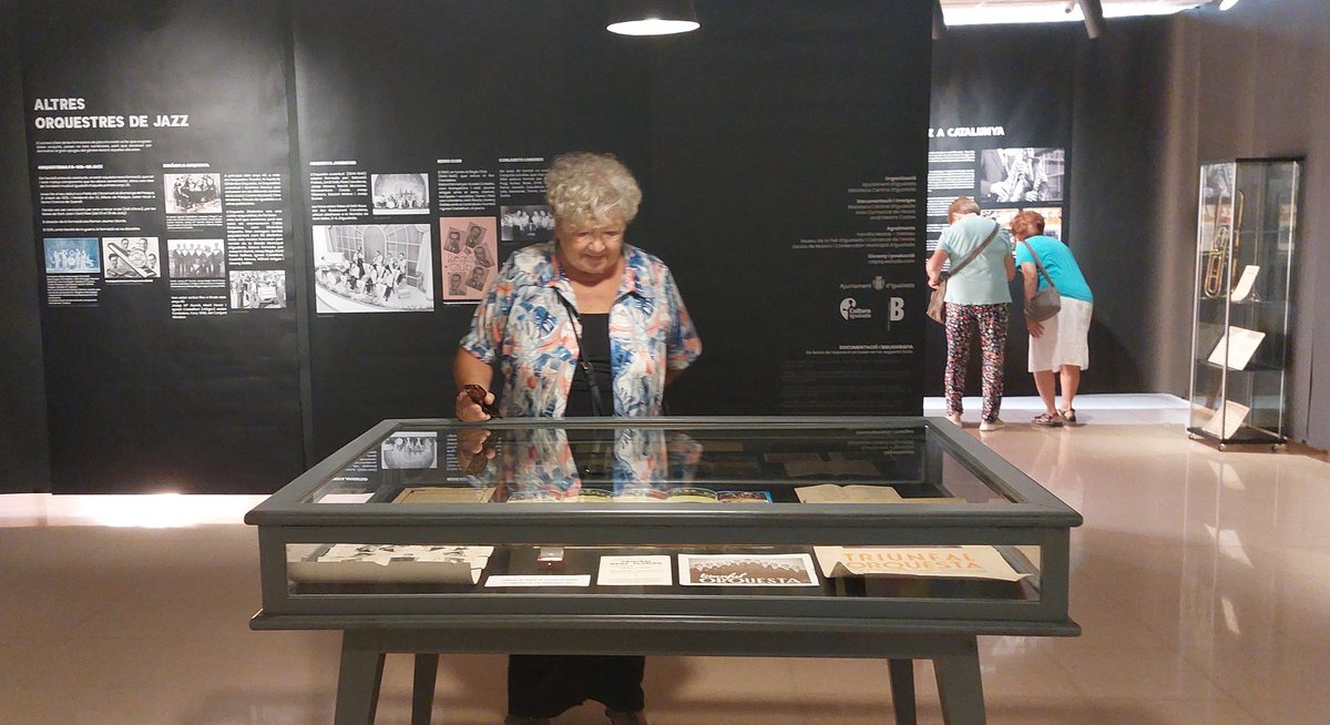 carmerieramin's tweet photo. Amb la mare hem visitat l'exposició de la història del jazz a #Igualada a la Biblioteca.
Si per a mi, quan la vaig veure el 1er cop, ja va ser emocionant, per a ella ,que coneixia i estimava l'avi Salvador, molt més.
Quants bons records!
Gràcies @IgualadaB #família https://t.co/ko8zULMooq