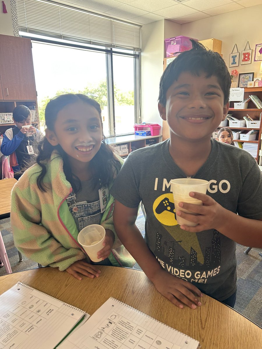 lyannemiller's tweet image. explored the 3 states of matter while enjoying root beer floats #solidliquidgas @CFBISD @goodgatorsib