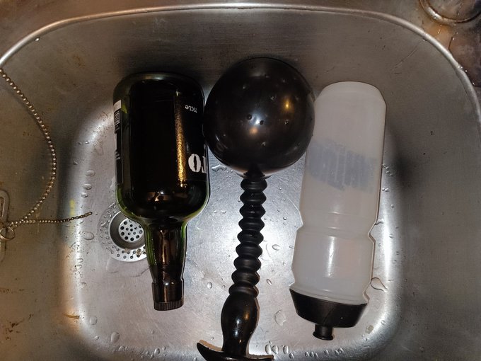 Lui ce soir est rentr&eacute; pour la premi&egrave;re fois dans mon trou du cul et est ressorti... Comme les photos