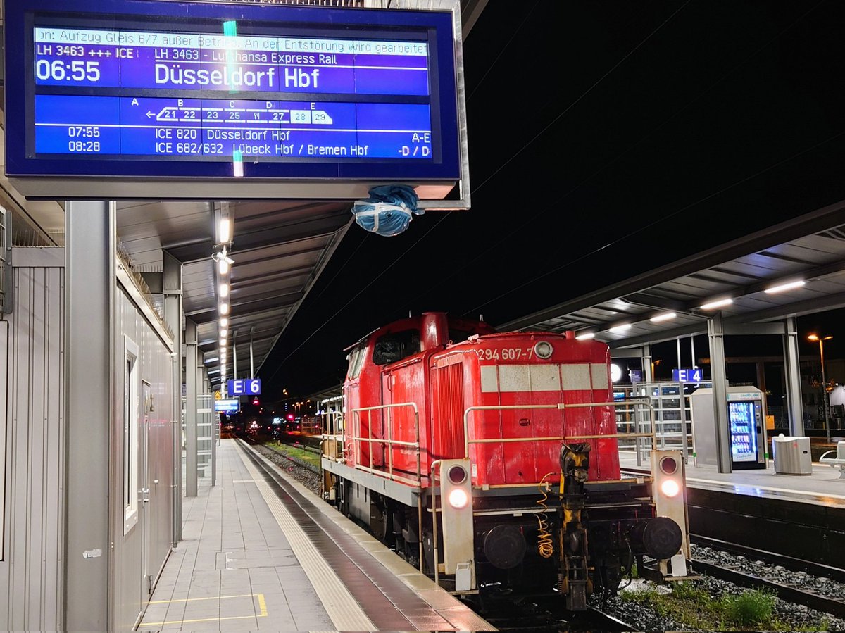 Nachdem ich dann einmal mehr den Hauptbahnhof mit der Rangierlok (als getarnten ICE offenbar 😱) unsicher machen durfte, geht es für mich dann demnächst auch ins wohlverdiente, wenn auch kurze Wochenende 👋