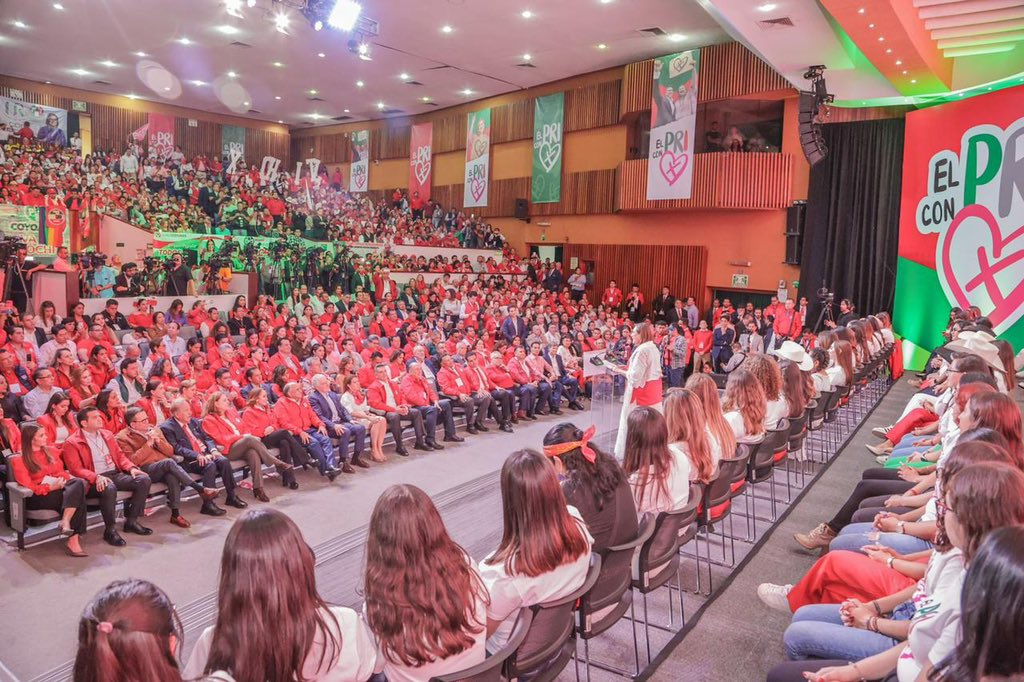 XochitlGalvez's tweet photo. Como dijo Reyes Heroles, es importante la meta, sí, pero muy importante es también, la ruta y el camino. ♥️ 

Si vamos juntos, somos invencibles.

¡Muchas gracias por su respaldo @PRI_Nacional!

#XóchitlVa https://t.co/Cr56OsGVFJ