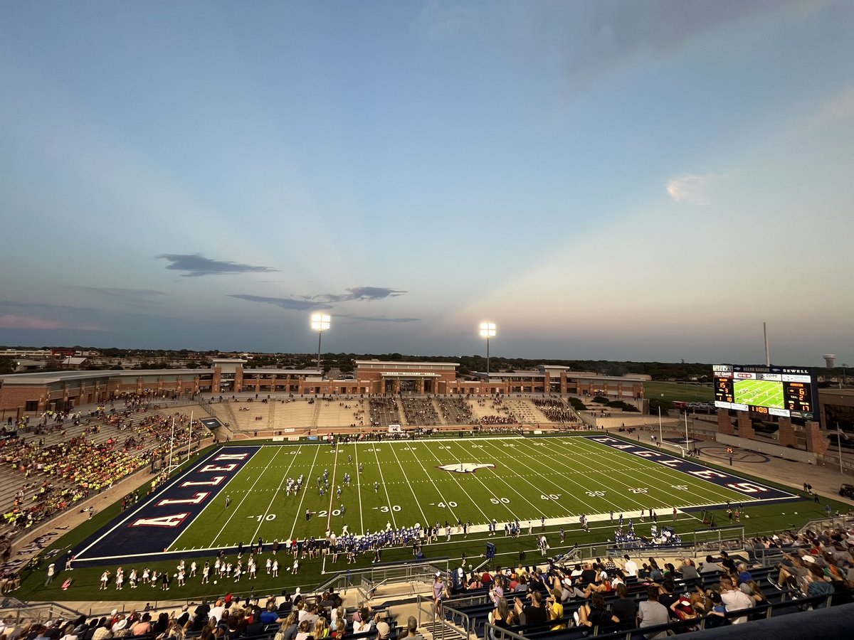 lacherylnicole's tweet photo. Friday Night Lights! #bestviewintown 🅰️🆙 https://t.co/ed4vo75NPu