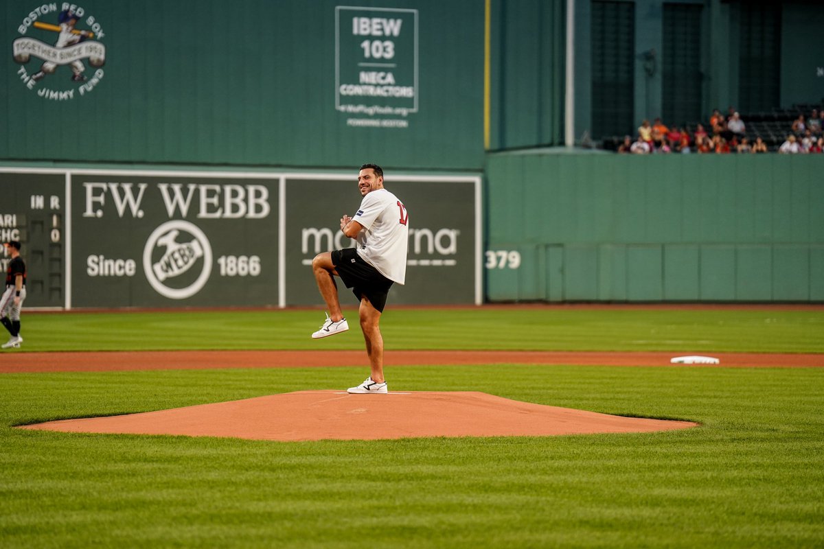 NEFreeJacks's tweet photo. Nothing but a couple New England sports legends throwing out the opening pitches at Fenway 🏉🏒⚾️

Thank you @RedSox and great meeting @NHLBruins star and former rugby player Milan Lucic https://t.co/KeVZVvlQvE