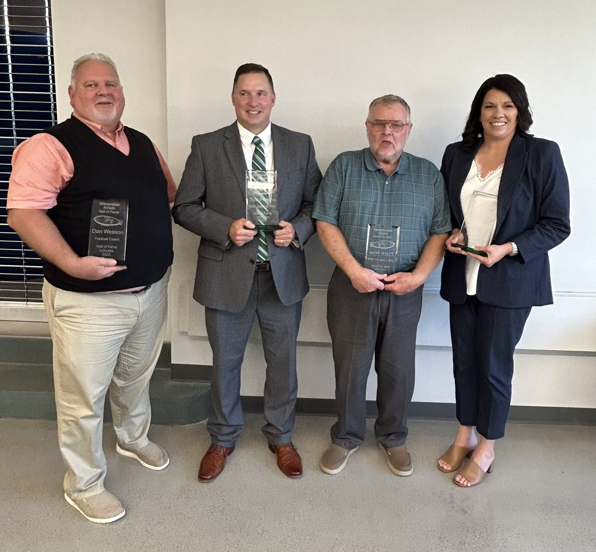 NobleLocal_SD's tweet photo. Congratulations to the Shenandoah Athletic Hall of Fame’s Class of 2023 - Dan Wesson (Football Coach), Tom Perkins (1991), Frank Wise (1969) &amp; April Smith Stottsberry (1991). 💥🟢🟢💥 https://t.co/zZkRsiIdqr