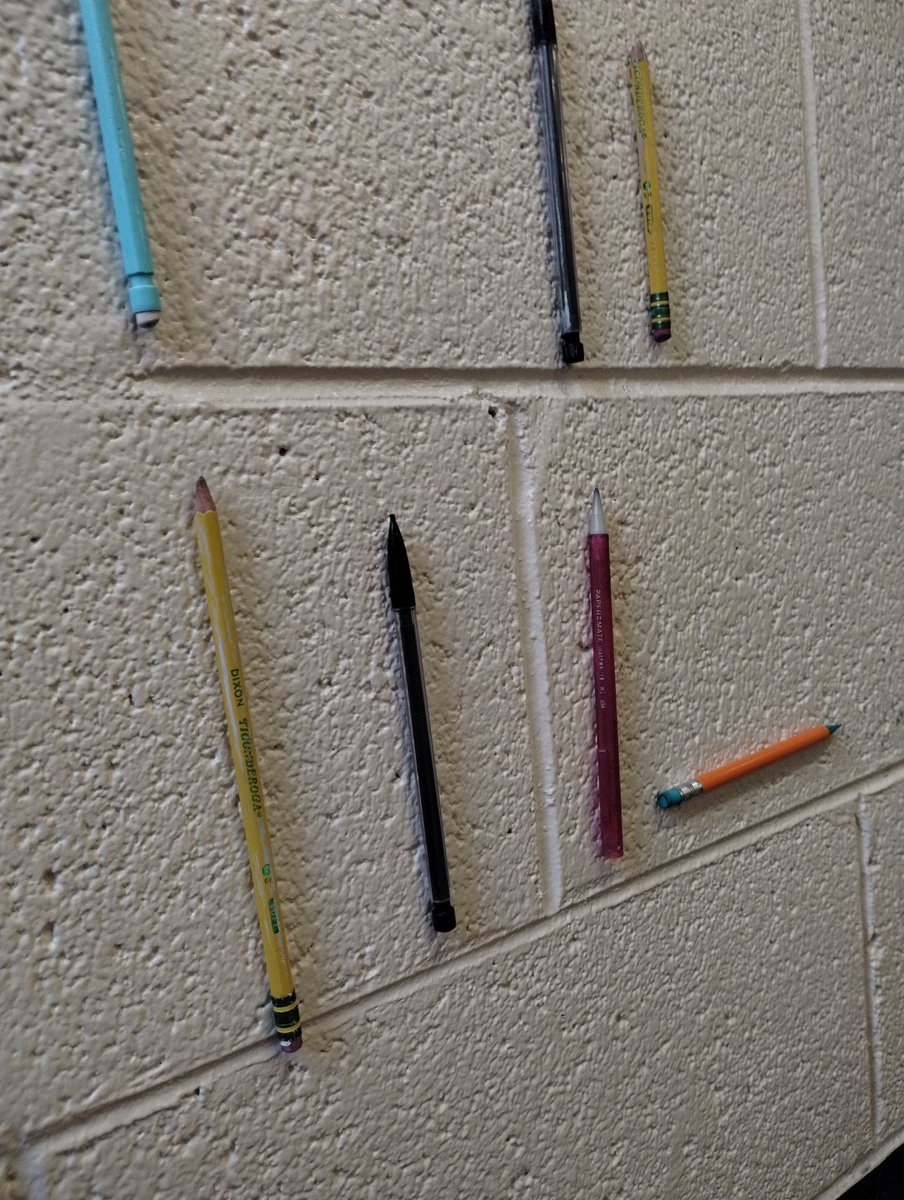 marshplebowyuri's tweet photo. found out i can stick pencils to school walls by just rubbing it up and down n the friction does the rest https://t.co/Y0m1UwWO94