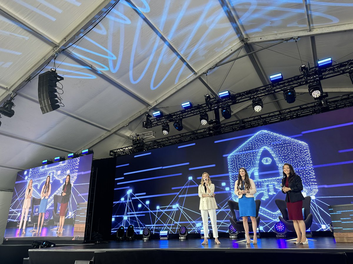 No better way to end the week than watching <a href="/mcadonofrio/">Mary D'Onofrio</a> <a href="/NextBigTeng/">Janelle Teng</a> and <a href="/Caty_Rea/">Caty Rea</a> crush it at <a href="/SaaStrAnnual/">SaaStr Annual</a> delivering this year’s State of the Cloud from <a href="/BessemerVP/">Bessemer</a> ☁️☁️☁️