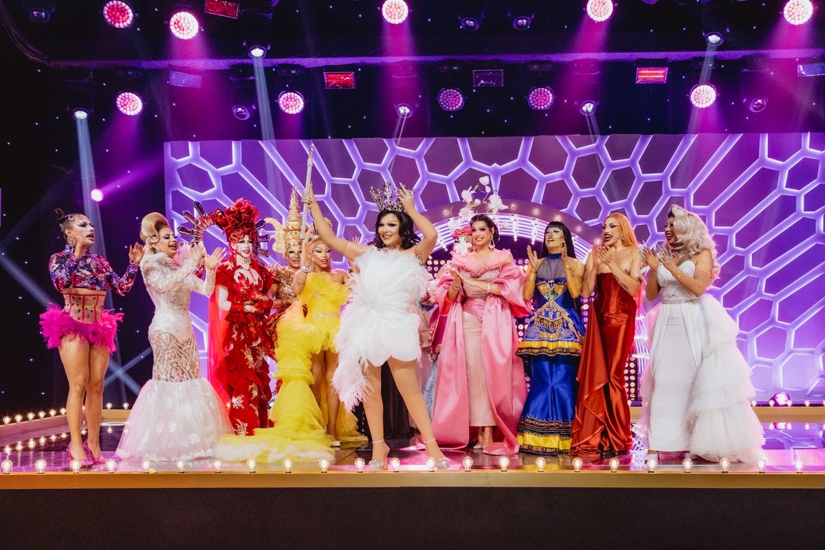 ¡Gracias a las 11 reinas y a nuestras hermosas hosts Lolita y Valentina por hacer herstory! 👠✨Inolvidable está primera temporada de #DragRaceMexico. 👑💄 Revive la final y un lip sync icónico por @ParamountPlusMX