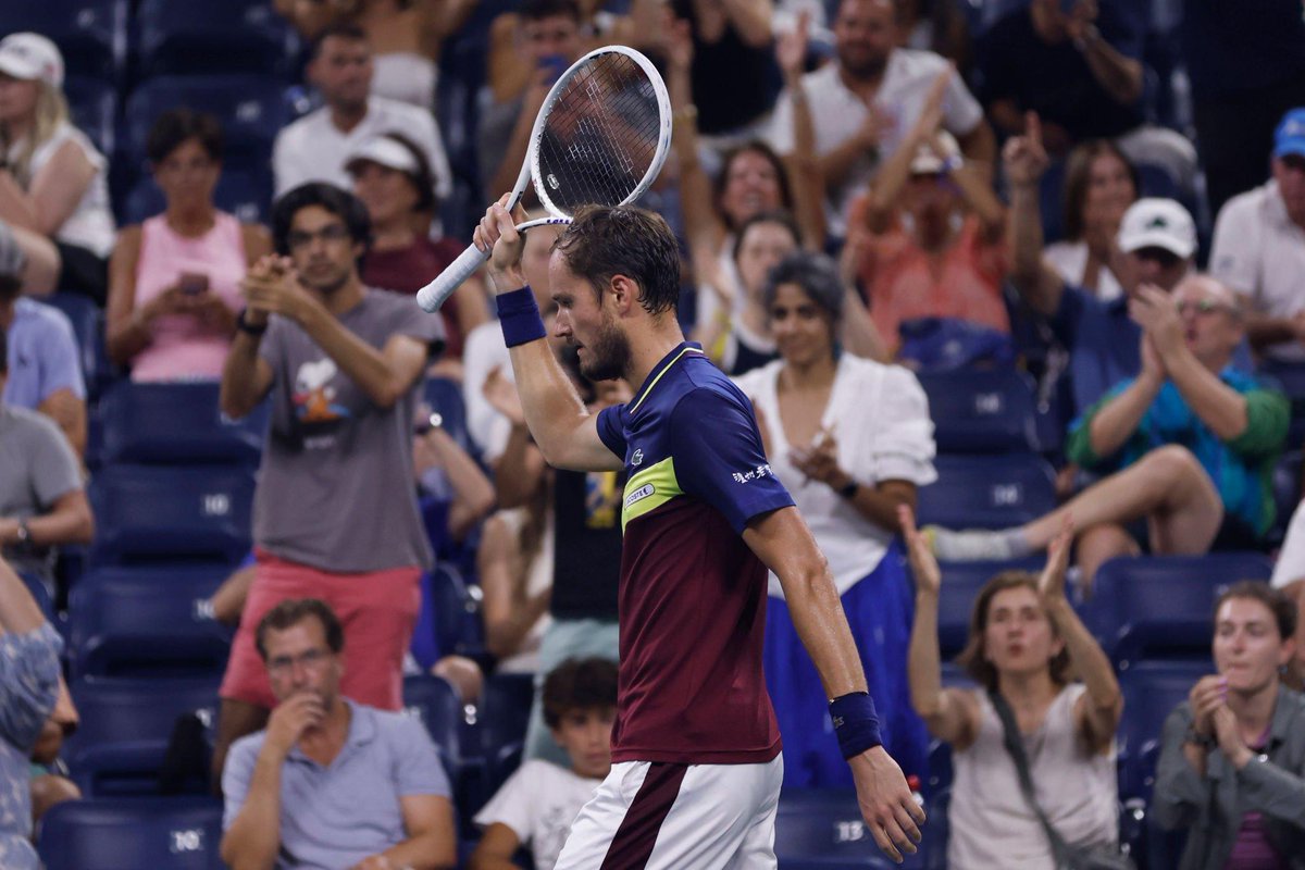 UniversTennis's tweet photo. MEDVEDEV CREUSE L'ÉCART 🔥

Impressionnant, le n°3 mondial domine totalement Carlos Alcaraz sur ce deuxième set et se rapproche de la FINALE (7-6, 6-1). 😲 https://t.co/cWnLDHb3T9