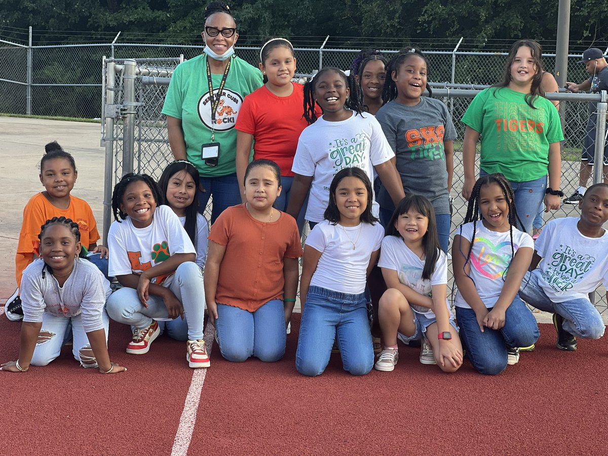 WaldenAP's tweet photo. It’s been a short, busy week @SES_HC but watching our Tiger Cubs perform the National Anthem at the @SHS_HCS football game tonight made the long day worth it! Proud of our Tiger Cubs! @CedricPeeples @HenryCountyBOE @CindyMcClammey #BetterTogether 🧡💚🐯 https://t.co/pTUigQZbd8