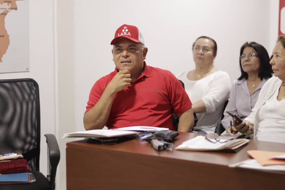 AdolfoP_Oficial's tweet photo. Ahora nos encontramos en reunión semanal del Partido Socialista Unido de Venezuela @psuvlara2023 con la presencia de nuestra Enlace Nacional @JacquelinePSUV, Coordinador del Consejo Político @luisreyespsuv y todo el equipo político estadal. Estamos revisando la planificación de las diversas actividades políticas, movilizaciones y balance de las comisiones. El Psuv Lara está movilizado y activado para vencer. 

@PartidoPSUV 
@dcabellor