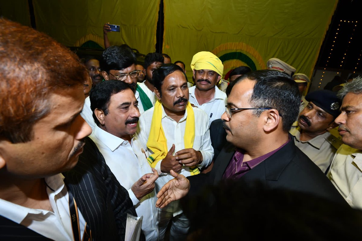 xpressandhra's tweet image. #BreakingNews 
Tension prevails in #Nandyal with #APCID police knocking doors of the bus of #TDP chief #ChandrababuNaidu to arrest him in #APSkillDevelopmentScam case @NewIndianXpress @Kalyan_TNIE