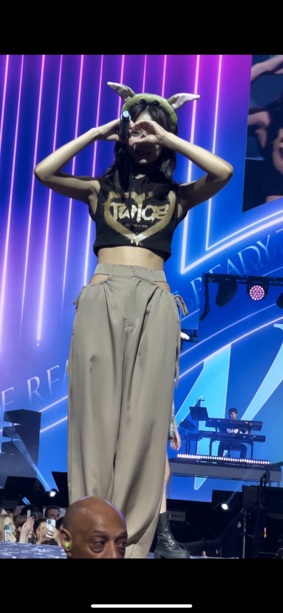 EjellieBean's tweet photo. Peeking @ me thru the ๐ซถ๐ป๐๏ธ
#TWICE_5TH_WORLD_TOUR_LONDON #TWICE #TZUYU #THINKABOUTTZU https://t.co/KFewQUU2kv