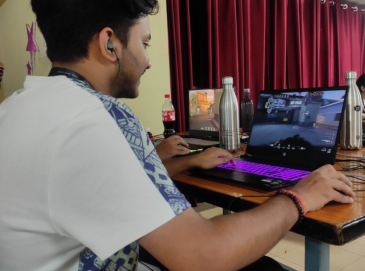 harshguptatwt's tweet photo. Spotted someone playing valorant👀 in midnight @HackTheSpace_
#HTS2023 #HackTheSpace #HackTheSpaceChallenge https://t.co/Zu5PI8qtF1